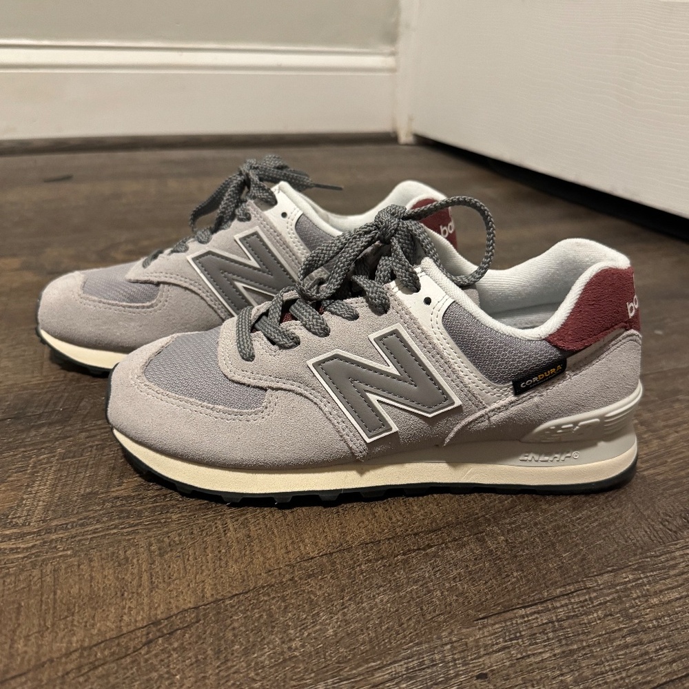 New Balance 574 Size 8 W, 6.5 M